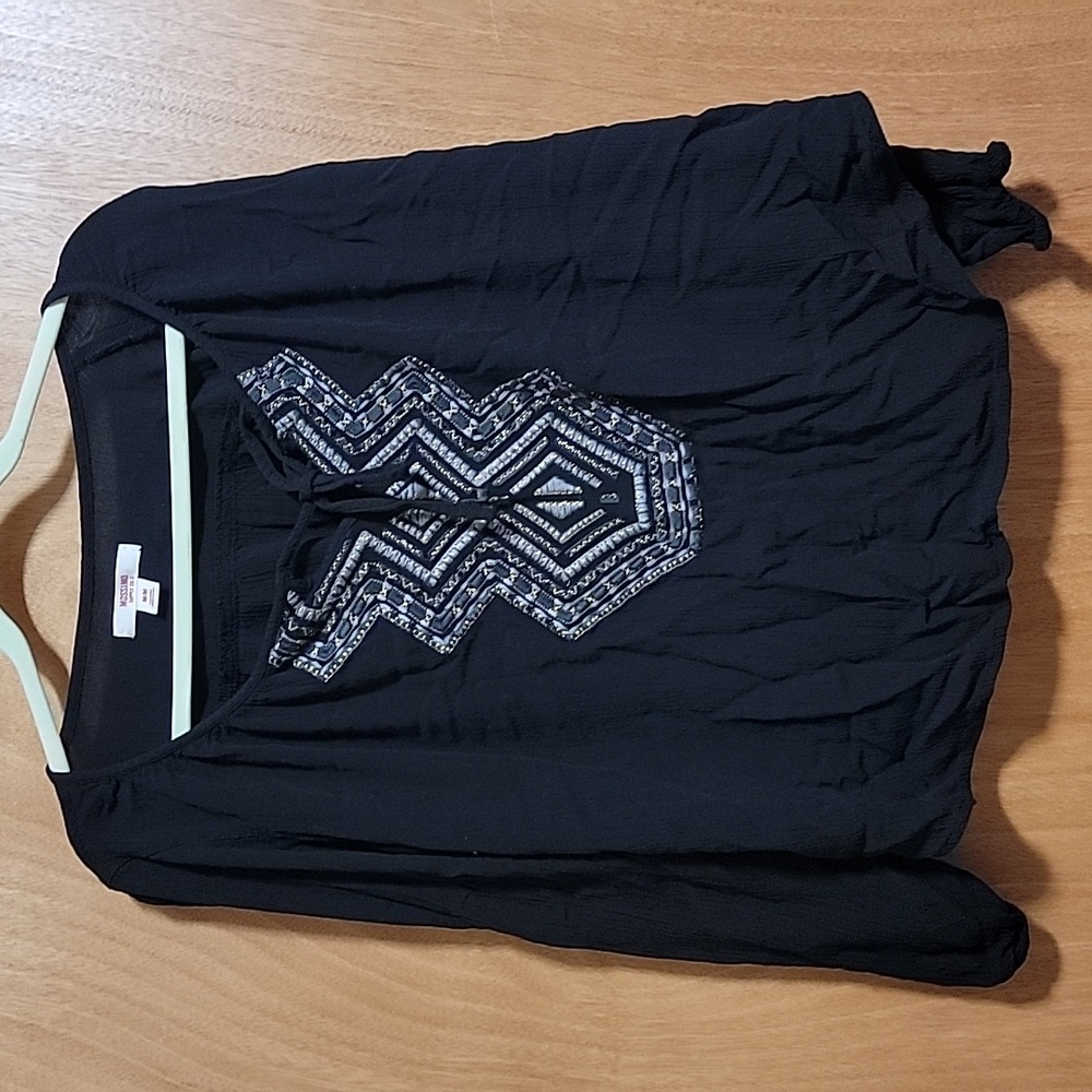 Mossimo Size medium black with gold and gray design